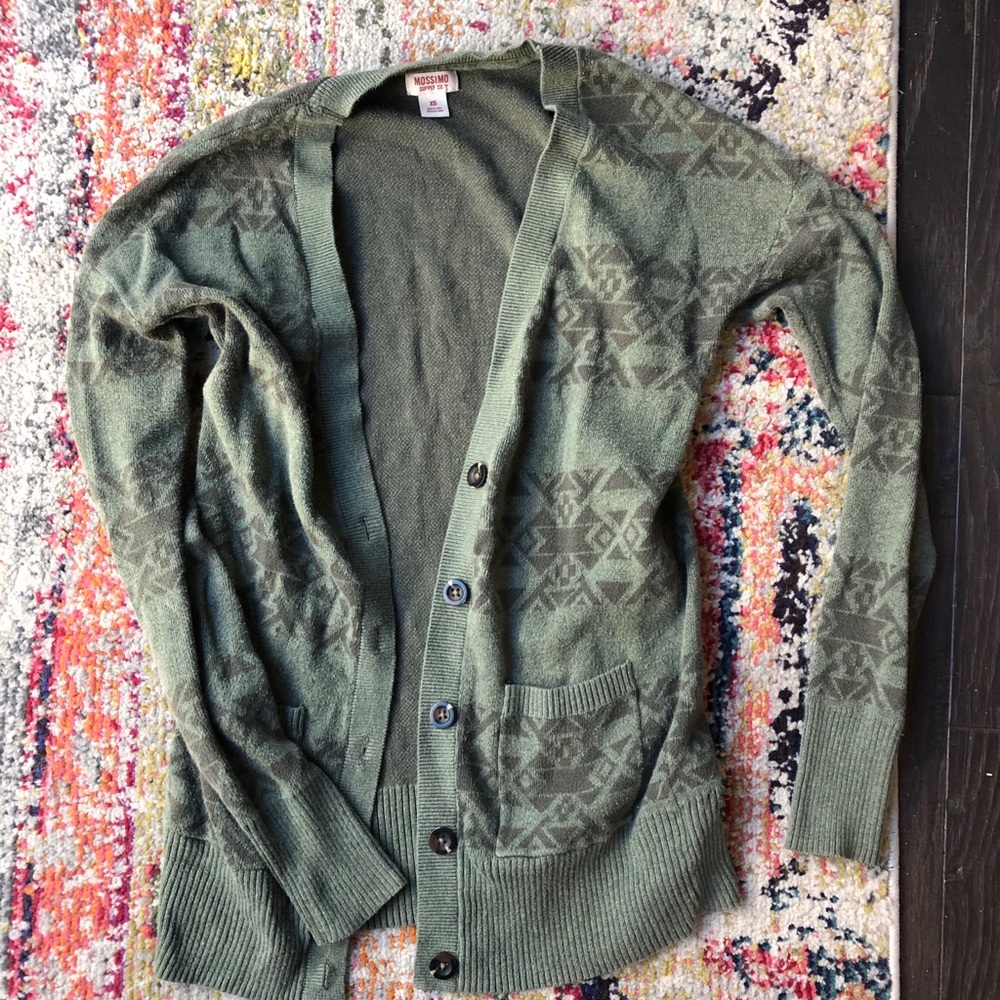 Trendy, green cardigan